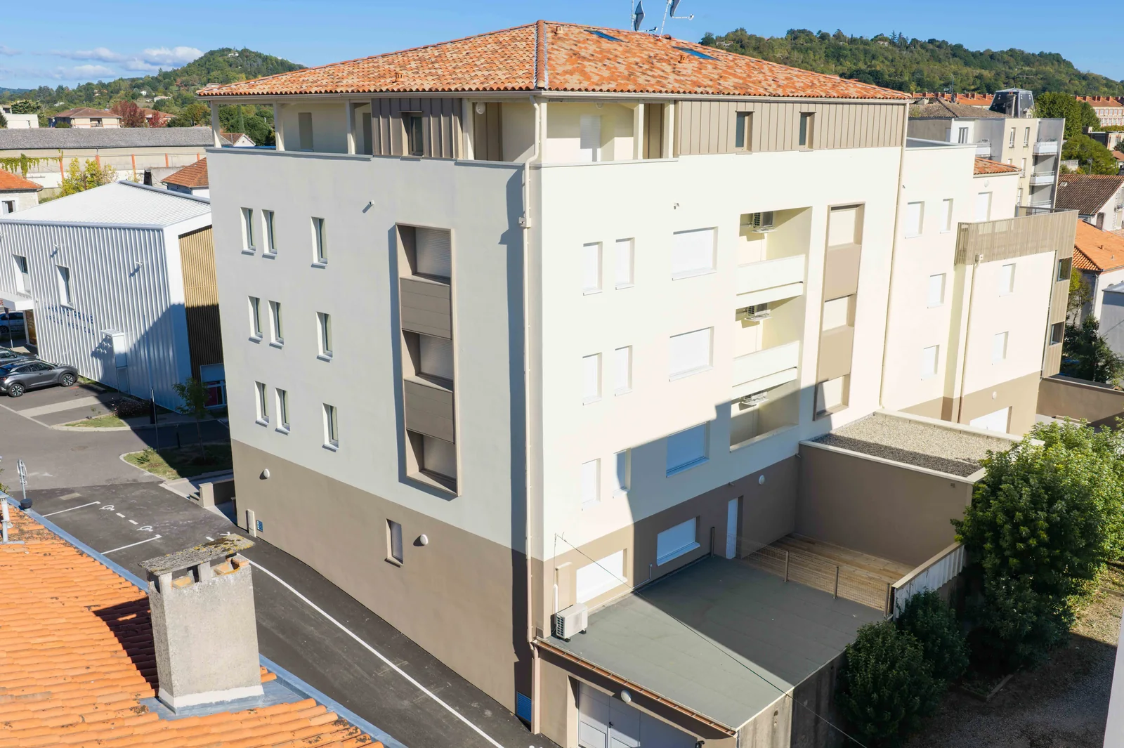 Vue en plongée sur la façade et la toiture de Villa Labesque